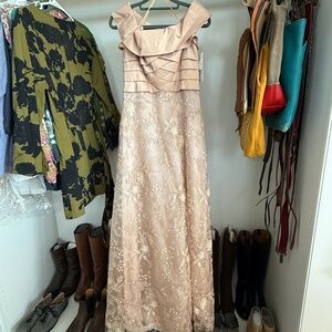 Beautiful, NWT,  Teri Jon peach long (floor length) formal dress/gown. Stunning